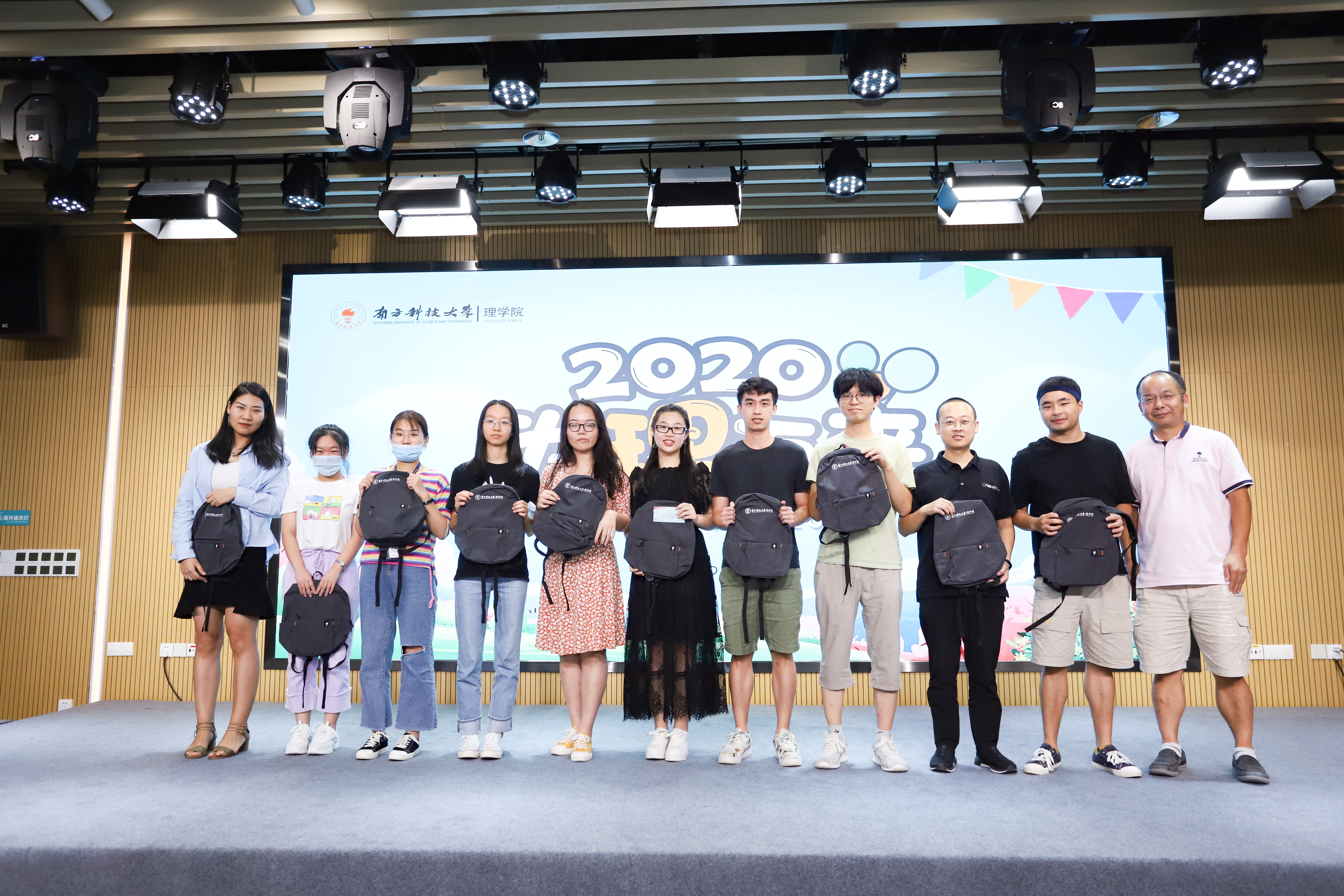 何佳清颁奖.jpg 何佳清颁奖.jpg