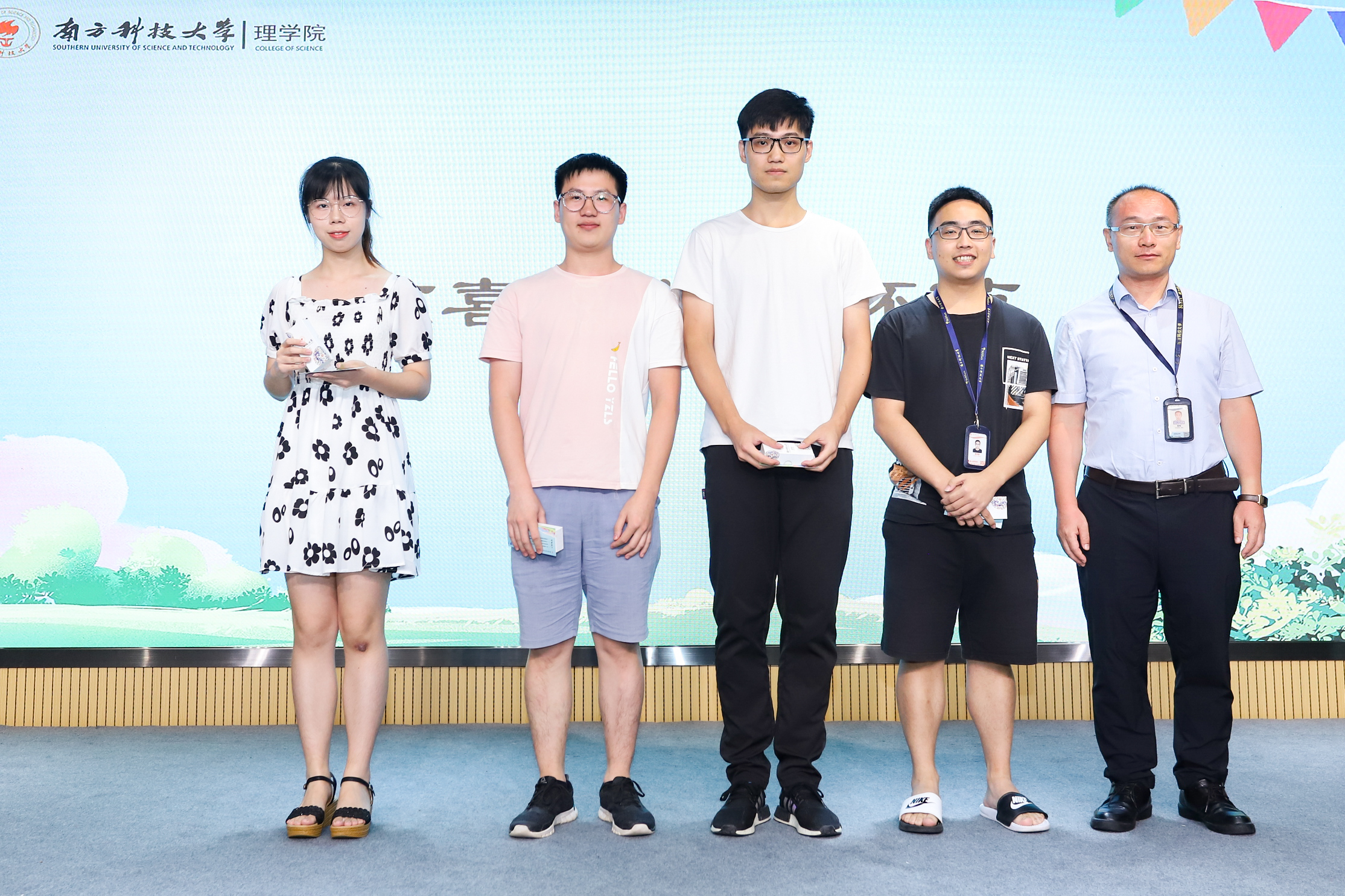 张伟颁奖.jpg 张伟颁奖.jpg