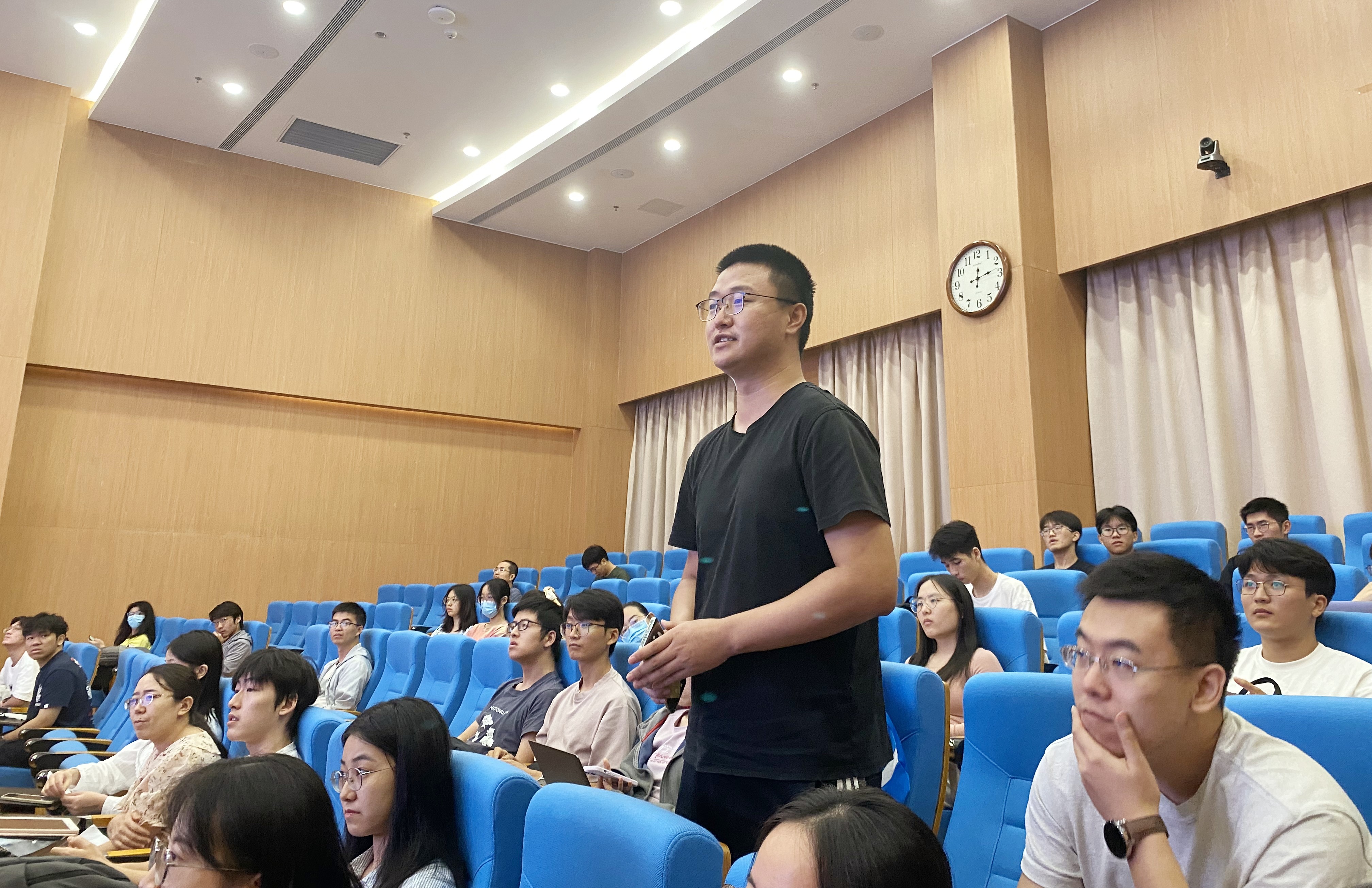 现场提问图1.jpg 现场提问图1.jpg