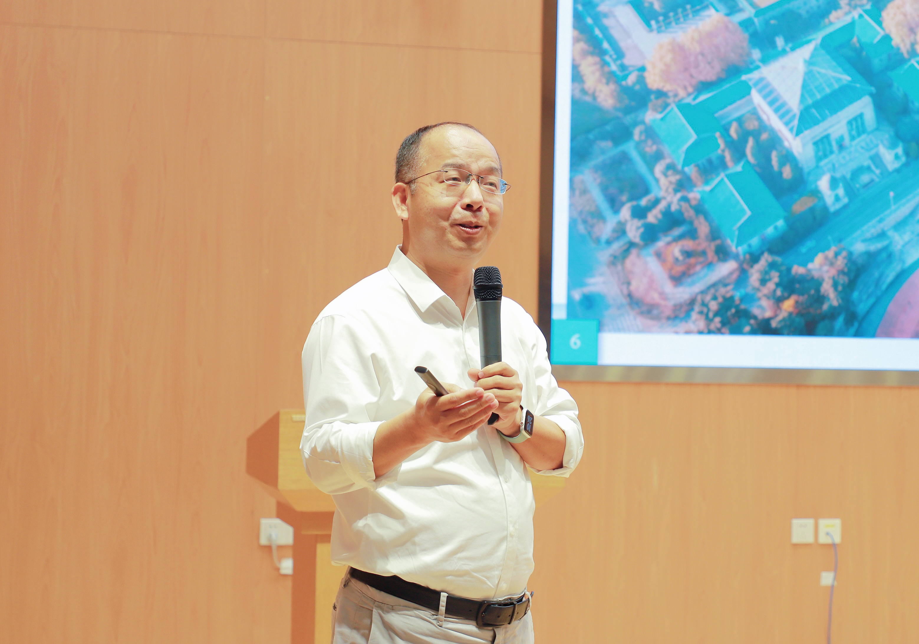 何书记.jpg 何书记.jpg